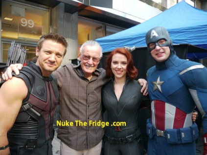 Stan Lee com o elenco de Os Vingadores: vendo seu universo tomar forma nas telas.