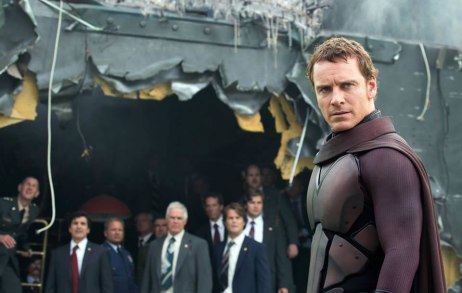Magneto usa seu uniforme pela primeira vez.