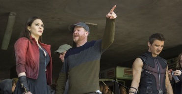 É verdade: Joss Whedon (centro) não volta para Vingadores 3 e 4.