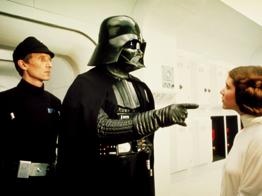 Vader aprisiona Leia. 